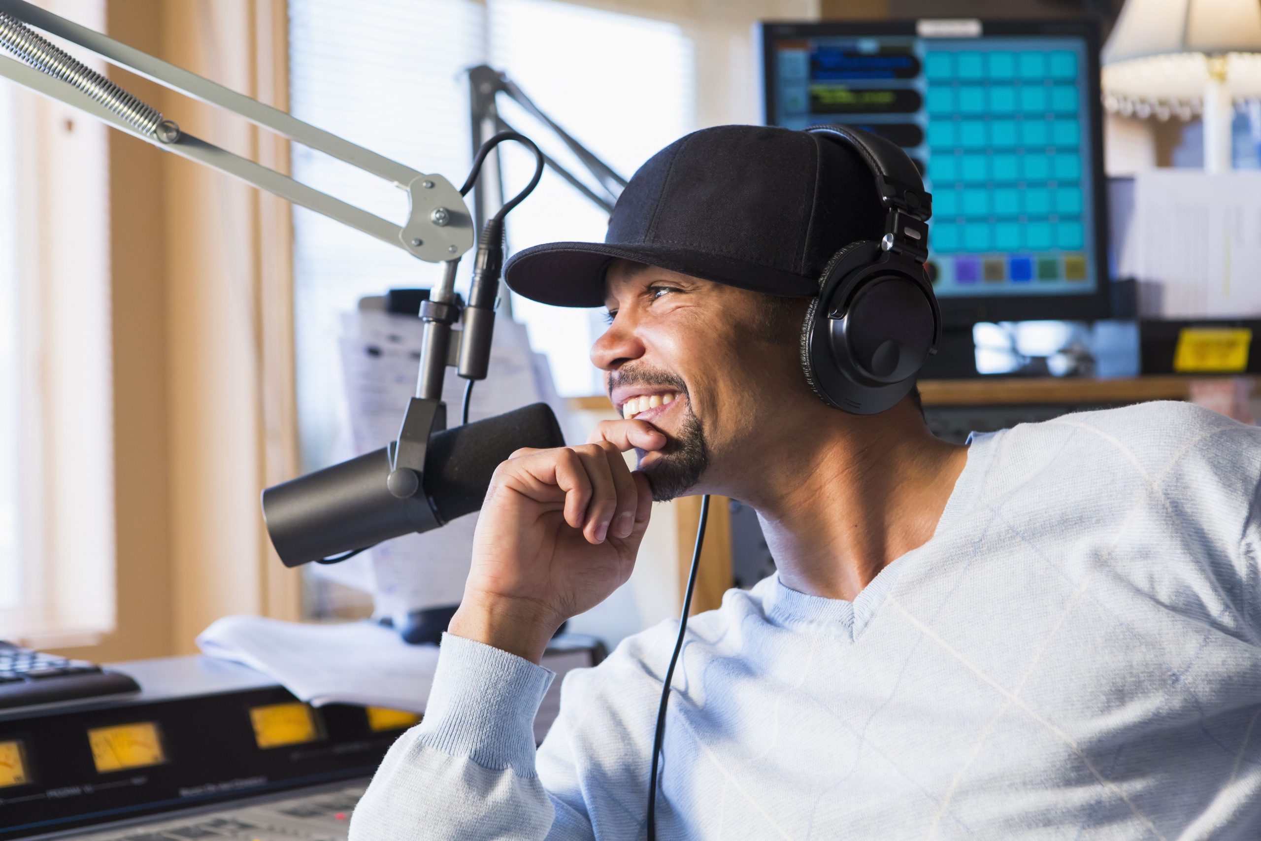 Почему люди любят слушать радио