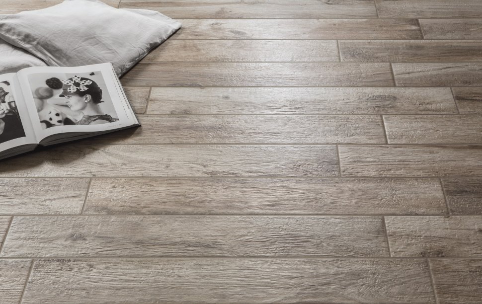 Преимущества керамической плитки под дерево