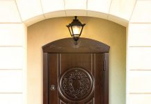 Как нужно выбирать входные двери в коттедж