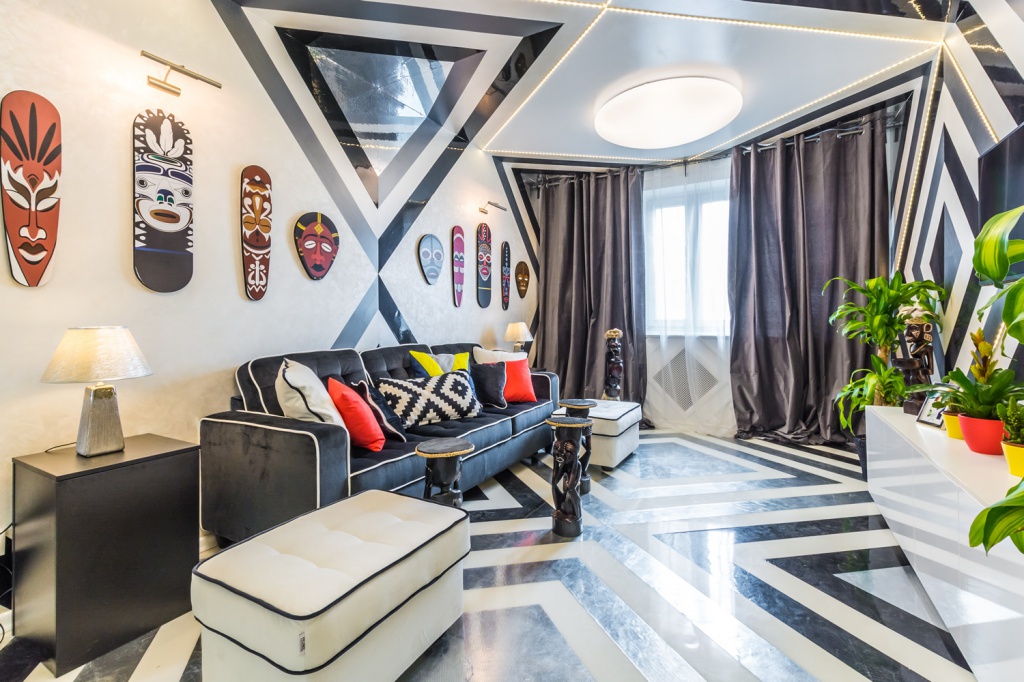 Экзотические маски в интерьере комнаты