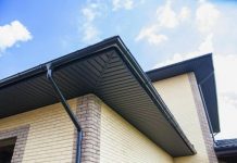 Оформление кровли загородного коттеджа: разновидности софитов и металлочерепицы