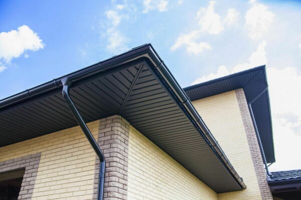 Оформление кровли загородного коттеджа: разновидности софитов и металлочерепицы