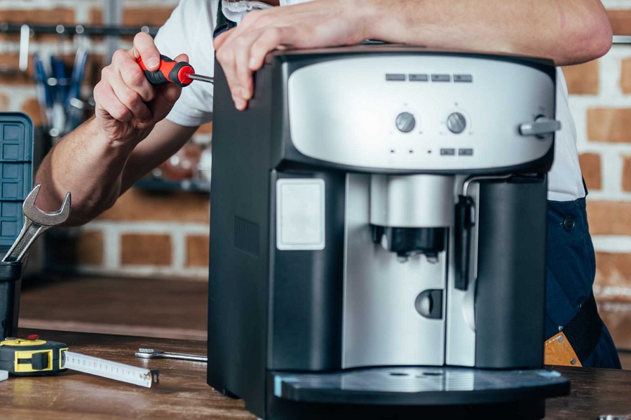 Когда стоит обратиться к мастеру для ремонта кофемашины