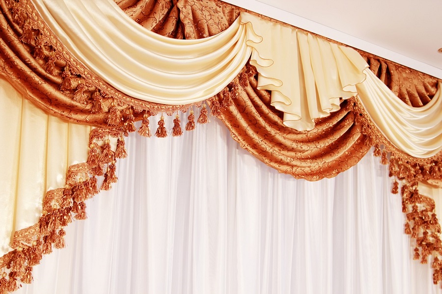 Преимущества штор с ламбрекеном в спальне