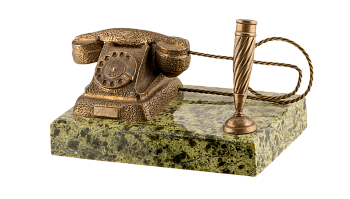 Настольные статуэтки: на какие праздники и кому можно подарить