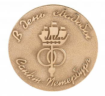 Настольные статуэтки: на какие праздники и кому можно подарить