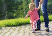 Шаг за шагом: приучаем ребёнка ходить