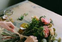 Доставка цветов в Омске: удобный и красивый способ проявить заботу