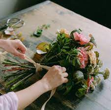 Доставка цветов в Омске: удобный и красивый способ проявить заботу