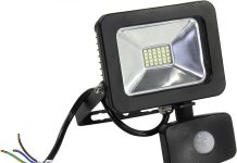 На что опираться при выборе прожектора с датчиком движения?