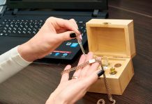 Как сдать золотые серьги в ломбард