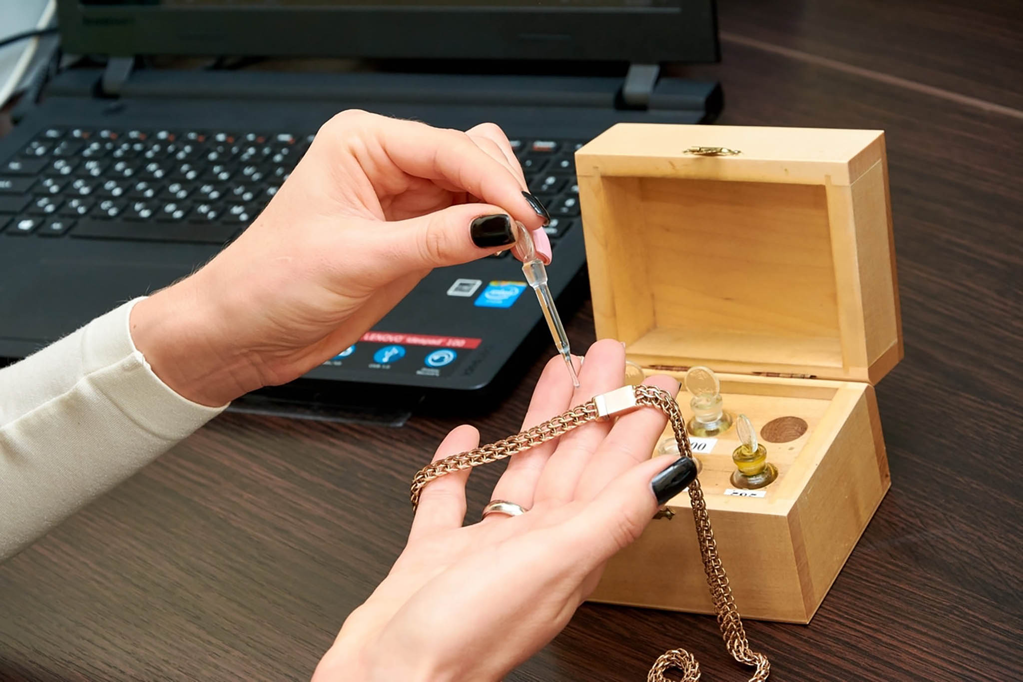 Как сдать золотые серьги в ломбард