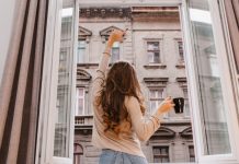 Преимущества застекленного балкона