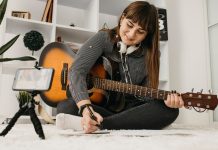 Уроки гитары онлайн: как научиться играть на гитаре, не выходя из дома