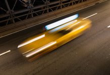 Страсть к скоростным трассам: правильный выбор экипировки для любителей адреналина