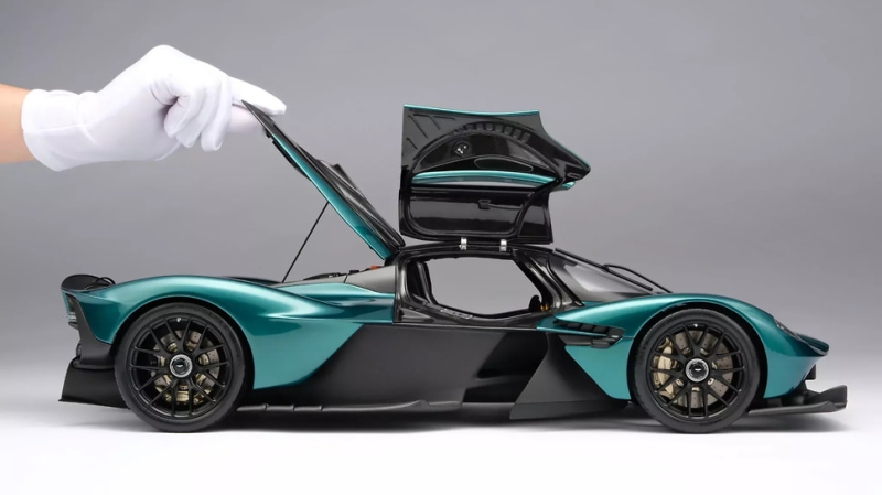 Aston Martin Valkyrie стал настольной моделью по цене Lada Vesta