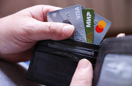 ЦБ поддержал идею ограничить количество банковских карт до десяти на клиента