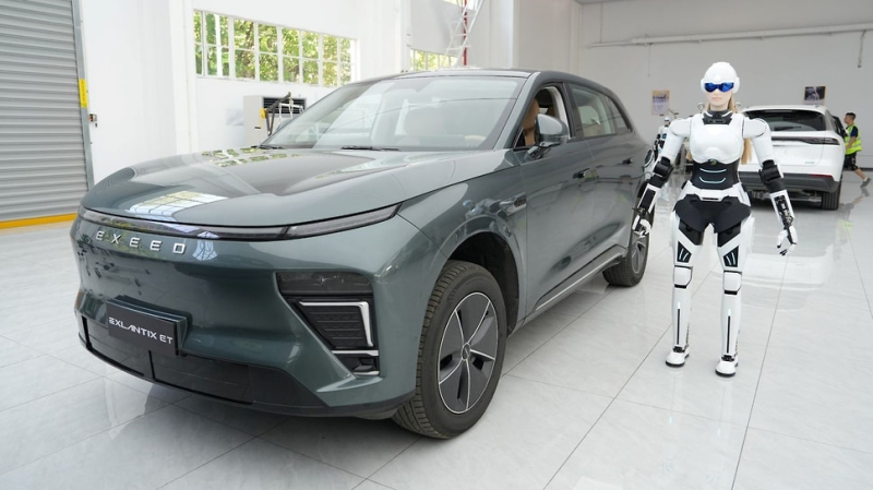 Гуманоидный робот начал помогать россиянам выбирать машины в автосалоне