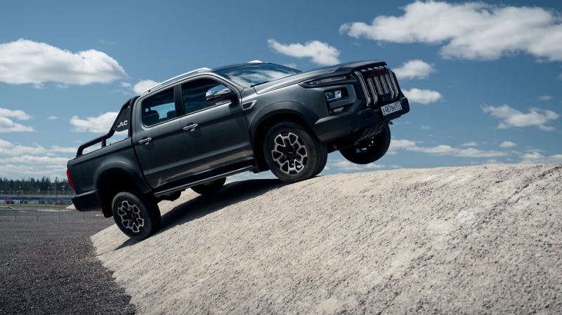 JAC раскрыл цену дизельного пикапа T9 в России