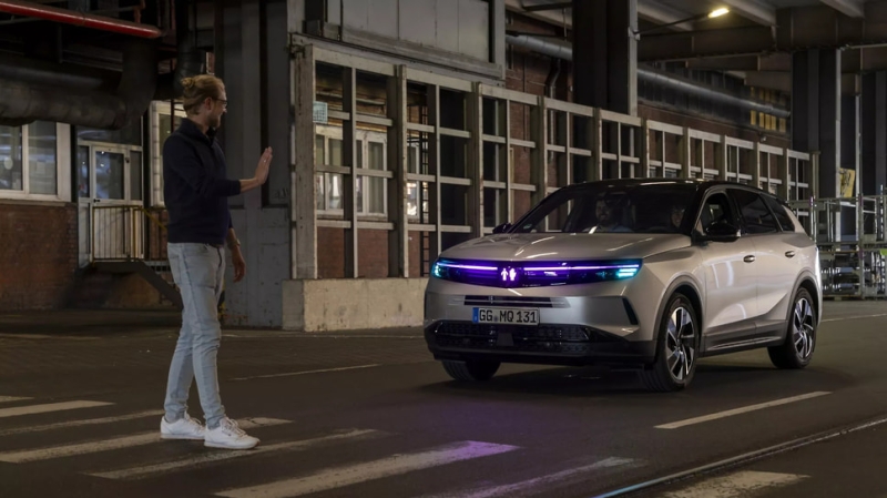 Кроссовер Opel Grandland научили общаться с пешеходами