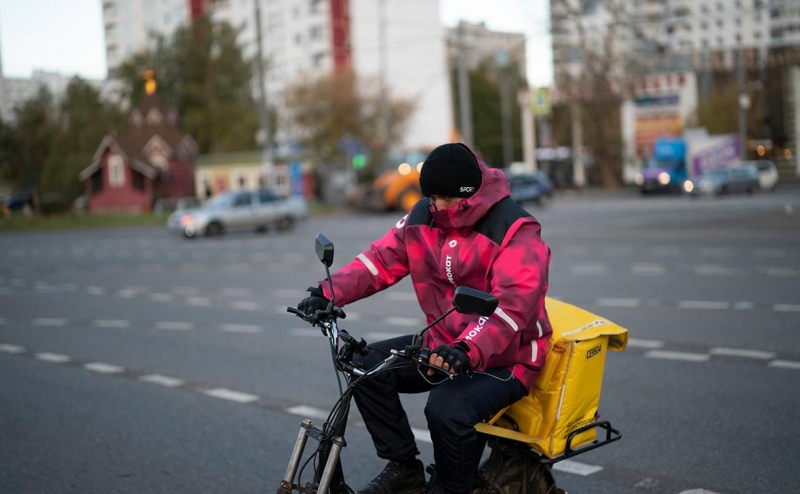 Половина петербуржцев поддержали запрет на работу мигрантов курьерами