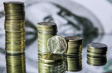 Рубль теряет позиции к доллару, евро и юаню