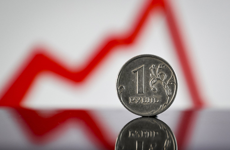 Рубль укрепился к евро и юаню и ослаб к доллару