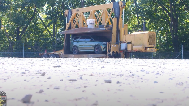 В США власти пустили 720-сильный Dodge под пресс для борьбы со стритрейсерами