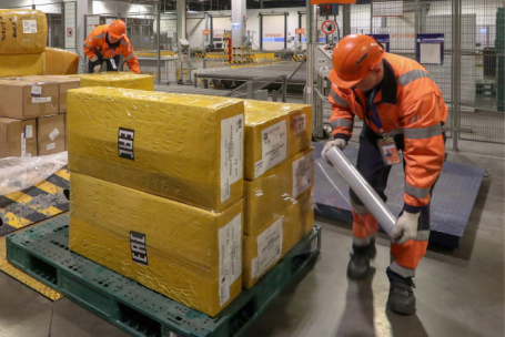 «Интерфакс»: регуляторы обсуждают налог на продажу непродовольственного импорта продавцами на упрощенке