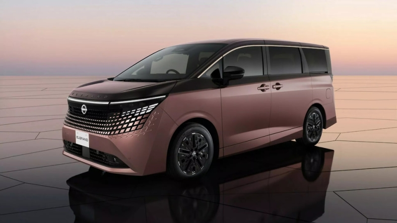 Минивэн Nissan Elgrand сменил поколение впервые за 15 лет