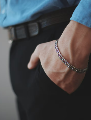 Мужской браслет на руку с черепами: символ силы и стиля