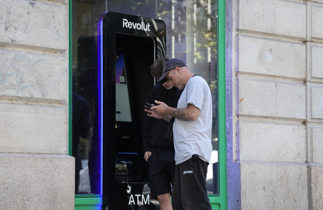 Банк Revolut потребовал от российских клиентов европейских ВНЖ и блокирует их счета