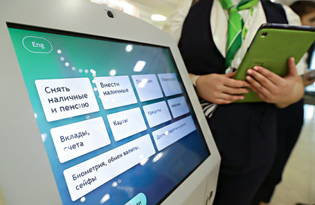 Сбербанк определится с тарифами на обслуживание банковских карт в течение месяца