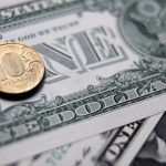 Доллар опустился ниже 75 рублей