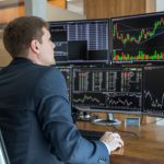 Минфин наращивает продажу валюты и золота, Мосбиржа падает. Обзор финансового рынка от 3 декабря