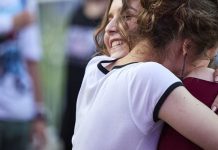 Психолог Кольцова рекомендовала обниматься с близкими минимум три-четыре раза в день